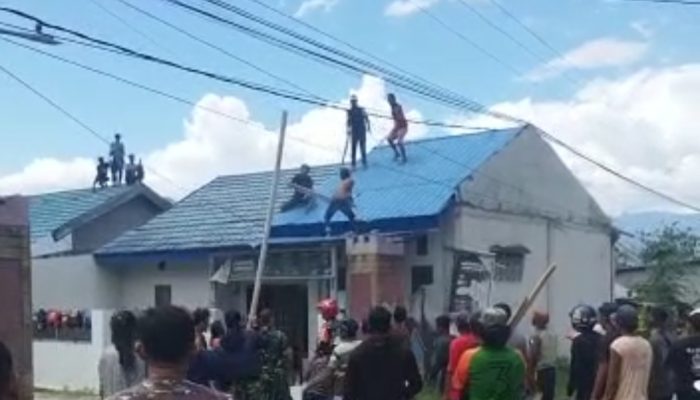 Pria bawa senjata tajam di atap rumah warga diamankan Polisi