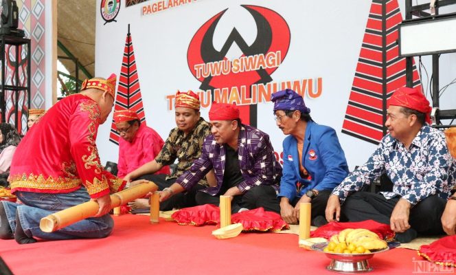 
					Keterangan Foto : Para tamu undangan bersama ketua ketua rukun dan tokoh Pamona di Palu mengikuti acara Molimbu atau makan bersama menggunakan adat Pamona Poso. (Foto. Dok. Panitia)