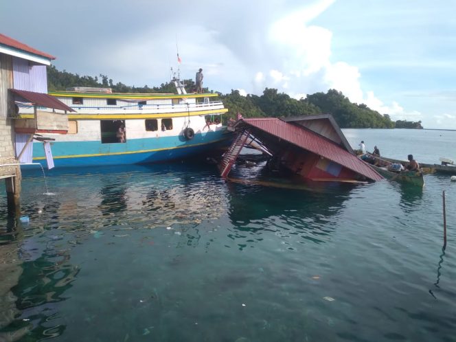 
					FOTO : Kondisi saat Kapal Penumpang Belavista, menabrak rumah warga dekat pelabuhan Dusun Pulau Papan.(ist)