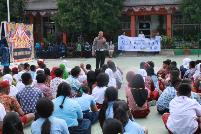 
					Foto : Kanit Kamsel Sat Lantas Polresta Palu, Ipda Ferim Mojanggo, saat menyambangi SMP Negeri 2 Palu.(ist)