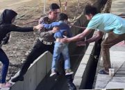 Bantu Warga Sebrangi Selokan di Acara HUT Kota Palu, Bukti Panggilan Tugas dan Polri Selalu Ada Untuk Masyarakat