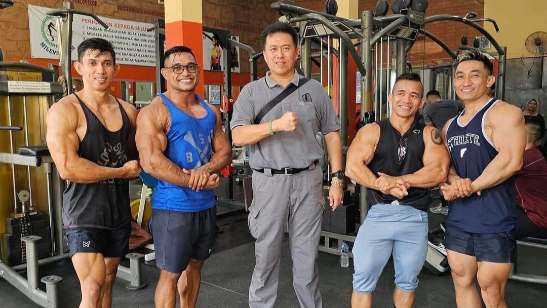 SELALU SUPORT : Owner Milenium Gym Wijaya Chandra foto bersama sejumlah atlet Sulteng di ruang New Milenium Gym Palu. 