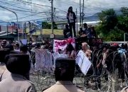 Kantor KPU Sulteng di Demo