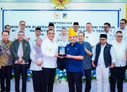 Simbol Sinergi: Gubernur Sulteng Anwar Hafid Beri Cenderamata ke Ketua Komisi II DPR RI