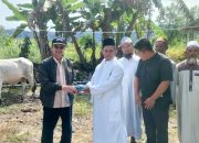 Longki Djanggola Serahkan Sapi Kurban untuk Warga Watumaeta Poso