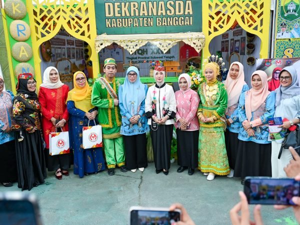 Sry Nirwanti Bahasoan Buka Pameran Kerajinan STQ dan Hadits XXVIII di Poso