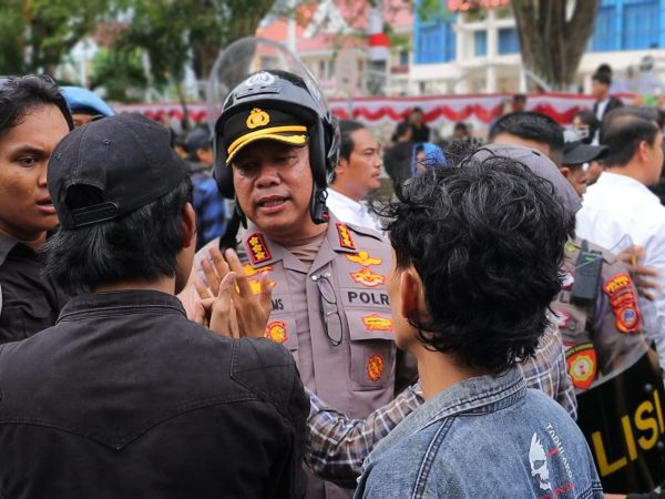 Viral di Medsos! Mahasiswa Diseret Polisi saat Demo, Ini Klarifikasi Kapolresta Palu!
