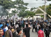 Mahasiswa Dobrak Pagar DPRD Sulteng, Demo Berakhir Ricuh