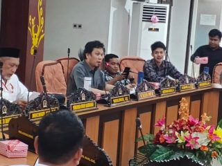 Pimpinan Bapemperda DPRD Kota Palu, Dr Arif Miladi, memimpin jalannya rapat. FOTO: Mohammad Rizal