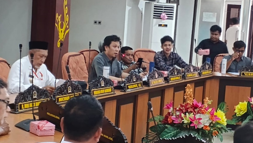 Pimpinan Bapemperda DPRD Kota Palu, Dr Arif Miladi, memimpin jalannya rapat. FOTO: Mohammad Rizal