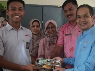 Keracunan Massal Program Makanan Bergizi Gratis di Sulawesi Tengah: DPR Desak Evaluasi Dapur MBG