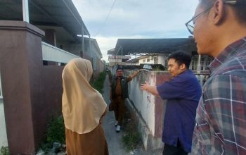 Wakil Ketua DPRD Kota Palu dari Fraksi Partai NasDem, Moh. Anurah Pratama, meninjau langsung kondisi drainase dan jalan di lingkungan warga usai melakukan pertemuan dan dialog bersama masyarakat. Kegiatan ini merupakan bagian dari Penjaringan Aspirasi Masyarakat (Reses) Anggota DPRD Kota Palu Caturwulan I Masa Persidangan Tahun 2026, Masa Jabatan 2024–2029, di Daerah Pemilihan Kota Palu I, Senin (2/2/2026).